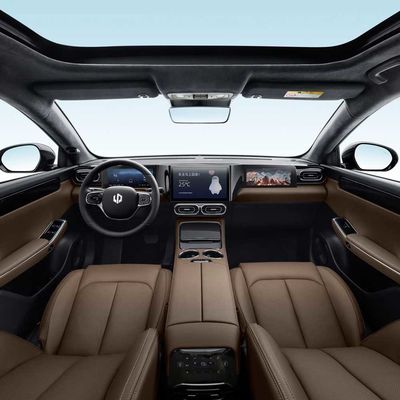500KM Leapmotor C01 Electric Sedan Dua Roda Penggerak 4 Pintu 5 Kursi Dengan Langit-langit Panorama