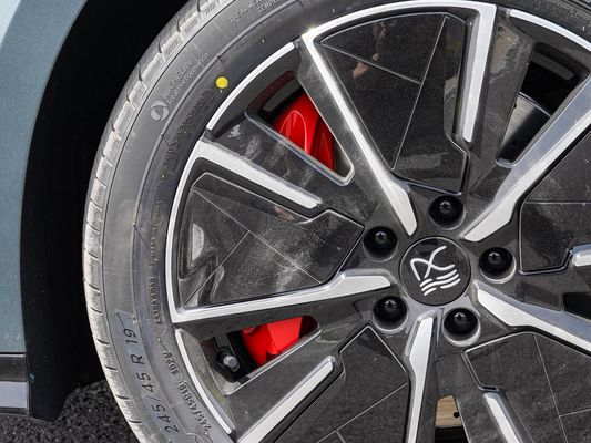 Model Kendaraan 601km Jangkauan 83.2kWh Kapasitas baterai AWD Fast Charging Sunroof Struktur Tegangan Tinggi Nyaman untuk keluarga