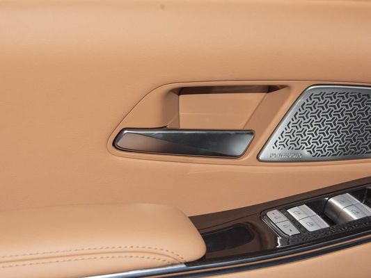Model Kendaraan 601km Jangkauan 83.2kWh Kapasitas baterai AWD Fast Charging Sunroof Struktur Tegangan Tinggi Nyaman untuk keluarga