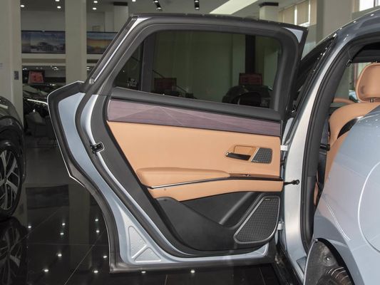 Model Kendaraan 601km Jangkauan 83.2kWh Kapasitas baterai AWD Fast Charging Sunroof Struktur Tegangan Tinggi Nyaman untuk keluarga