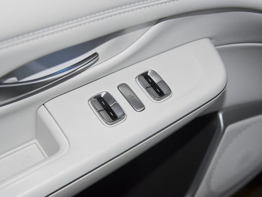 2025 Xpeng G9 Full Electric SUV 93.1kWh Baterai Kapasitas 423kW Max Motor Power 680km Jangka Panjang dan Pengecoran Cepat dengan Sunroof